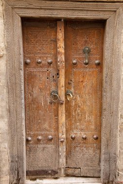 Kilitli değil, iki kapı kolu da açık.