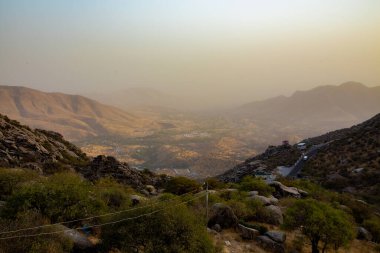 Akşam vakti dağ manzaralı dağ manzaralı V dağının zirvesinden bir Ariel fotoğrafı. Güneş batımı bulutlu gökyüzü ve Özbekistan 'da sıcak hava koşulları altında bir sis.