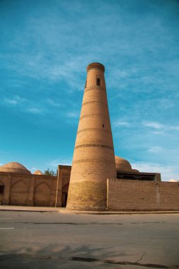 Kiva 'da boş sokakları olan güzel bir bina.