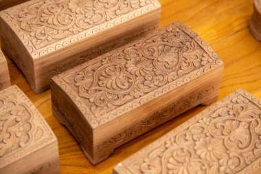 Güzel kutu, sanatsal mucizelerle dolu efsanevi bir eşya dükkanının üstünde sergileniyor.