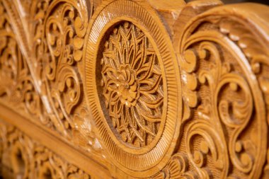 Sanatçının sanatsal mucizeleri çok hassas ve harika oyulmuş bloklardır.