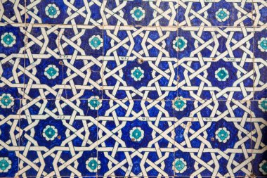 Güzel geometrik resimlere sahip bir fayans sanatçının harikalarını sergiliyor.