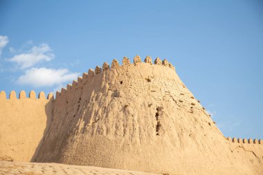 Zamanla aşınmış kilden bir kale.