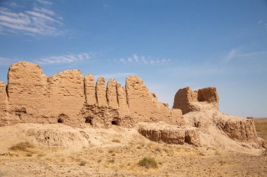 Görkemli inşa edilmiş antik duvarlar artık doğa tarafından yavaş yavaş aşınıyor.