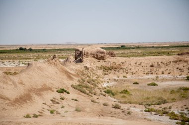 Güzel antik evler yıkılıyor ama hala turistler için mevcut.