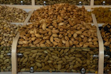 Cam tepside kabuksuz badem.