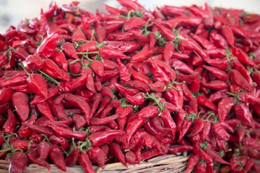 Dükkanda çok baharatlı kırmızı biber satıyorlar.