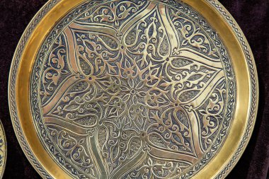 Tabaklardaki güzel dizayn edilmiş çiçek geometrisi dükkanın önünde satılığa sunuluyor.