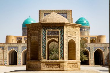 Sağdaki ve soldaki güzel kuleler öndeki kule tarafından gizlenmiş ve güzel bir manzara veriyor.