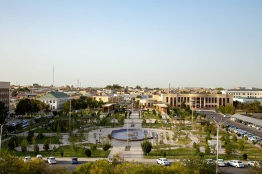 Çok büyük bir şehrin ortasında güzel bir park.
