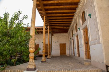 Orta Asya 'daki antik evlerde güzel insan oyması sütunlar bulunabilir.