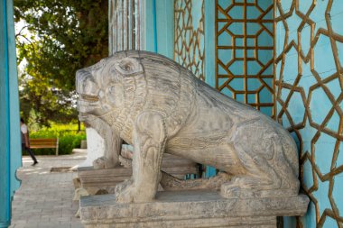Aslan heykelleri geleneksel antik binaların önünde görülebilir. Sebebini sorarsanız, aslan o zamanlar kutsal bir hayvandı. Binadan güvenle mezun oldu.