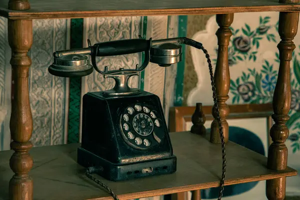 Eski zamanlarda kullanılan bir cep telefonunun fotoğrafı.