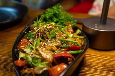 Japon yastığındaki farklı sebzeler.