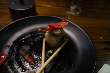 Tüm malzemelerle birlikte suşi yemek için uygun bir yöntem.