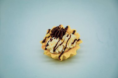 Çikolata soslu altın renkli kek.