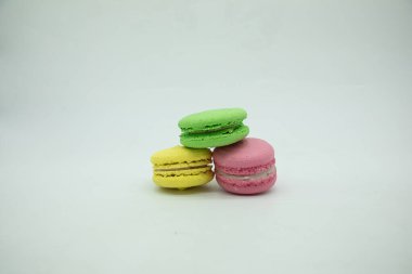 Sarı yeşil ve pembe bisküviler.