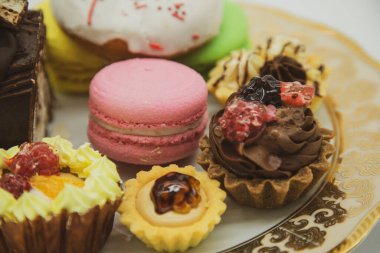 Çörekler bisküviler ve çörekler bir tabakta