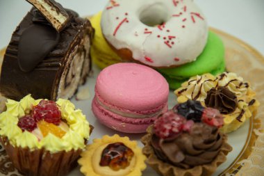 Ortadaki pembe renkli bisküvi ve çevresindeki çöl.