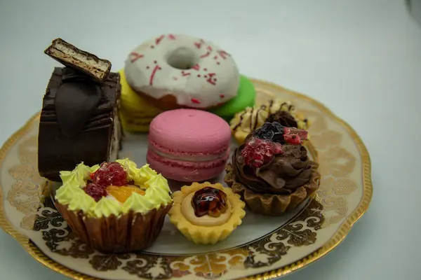 Çörekler bisküviler ve çörekler bir tabakta