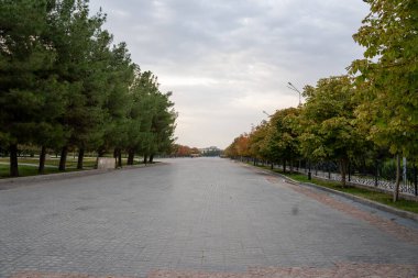 Özbekistan Semerkand İpek Yolu 'nun tarihi yerinde büyük bir yürüyüş yolu