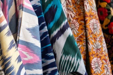 İpek giysiler mağazanın önünde satışa sunuluyor