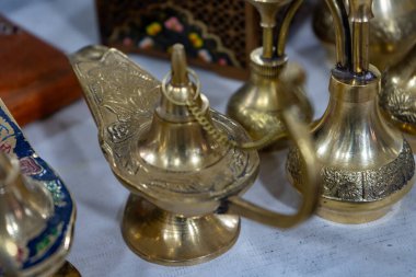 Orta Asya 'da, Alauddin' in mucize lambası gibi lambalar sigara içilmesini sağlamak için satılır.