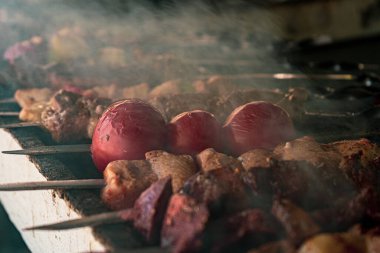 Kebap yapma metodları çok yüksek sıcaklıklarda oluşur.