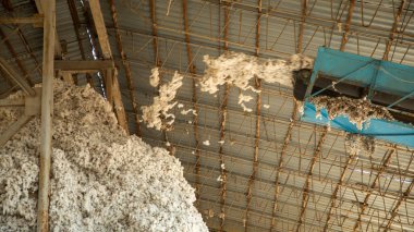 Makineden pamuk düşüyor.