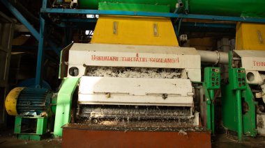 Pamuk kabuğundan ayrı pamuklu büyük bir makine