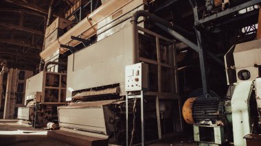 Sanayi bölgesinde büyük makineler var.