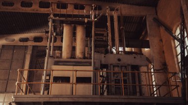 pamuğu yüksek basınçla sıkıştıran büyük endüstriyel makineler