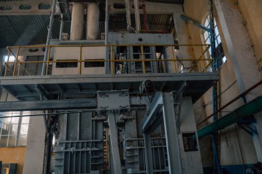 Endüstriyel alanda büyük, karmaşık makineler.