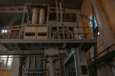 Pamuk endüstrisinde pamuk sıkıştıran büyük bir makine.