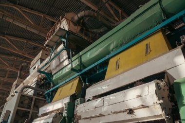 Pamuk endüstrisindeki büyük makineler.