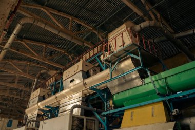 Pamuk endüstrisindeki büyük makineler.