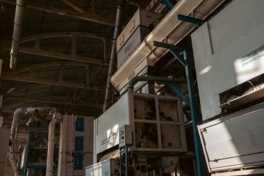 Pamuk endüstrisindeki büyük makineler pamuk işliyor.