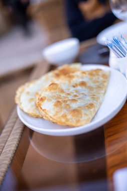 Kahvaltıda iki ev yapımı kızarmış ekmek dilimi. Khiva, Horesm tarım vahası, Hisar..