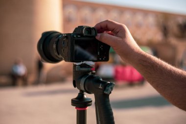 Adam fotoğraf makinesi ve tarihi bir yer olan Khiva ile fotoğraf çekiyor. Khoresm tarım vahası, Hisar..