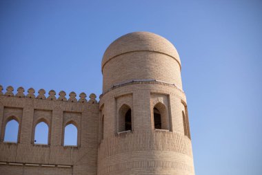 Khiva, Horesm tarımsal vahası ve Hisar 'da yapılmış kale duvarı kenarı binası..