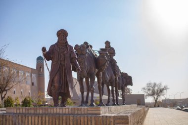 Orta Asya 'daki tarihi yerin girişindeki tarihi şahsın heykeli, Khiva, Khoresm tarım vahası, Hisar.