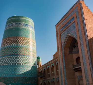 Kale, Khiva, Horesm Tarım Vahası ve Kale 'nin girişinde güzel bir yapı..