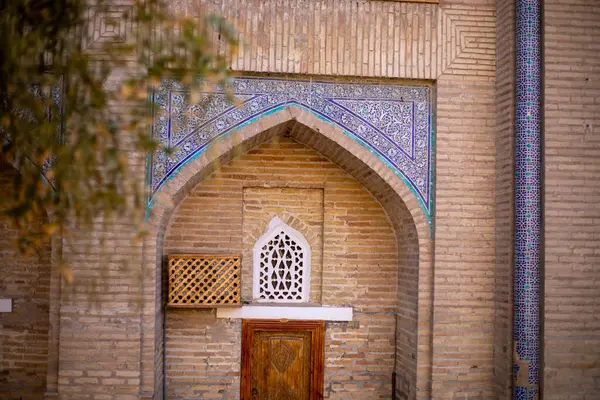 Güzel bir giriş kapısı ve tarihi bir bina, Khiva, Khoresm tarım vahası, Hisar..
