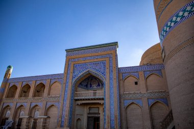Duvarlarda çok farklı desenlere sahip tarihi bina, Khiva, Horesm tarımsal vahası, Hisar.