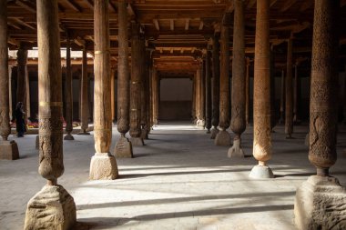 Tarihsel bir yere, Khiva 'ya, Horesm tarımsal vahasına, Hisar' a, Hisar Kalesi 'ne çok sayıda tahta kiriş kazınmış..