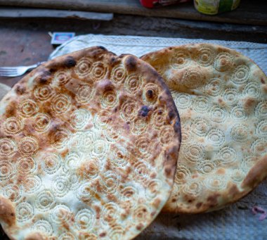 Orta Asya 'da ekmek pişirmenin geleneksel bir yolu Özbekistan, Khiva, Khoresm tarım vahası, Hisar.