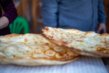 Orta Asya 'da ekmek pişirmenin geleneksel bir yolu Özbekistan, Khiva, Khoresm tarım vahası, Hisar.