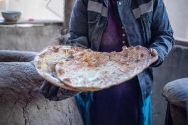 Orta Asya 'da ekmek pişirmenin geleneksel bir yolu Özbekistan, Khiva, Khoresm tarım vahası, Hisar.