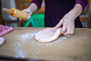 Orta Asya 'da ekmek pişirmenin geleneksel bir yolu Özbekistan, Khiva, Khoresm tarım vahası, Hisar.