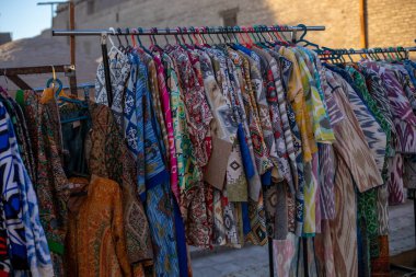 Dışarıda farklı el yapımı giysiler sergileniyor, Khiva, Horesm tarım vahası, Hisar..
